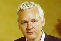Ustanovitelj WikiLeaksa: Za objavo vseh depeš je kriva "malomarnost" Guardiana