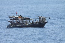 Pol leta ujetništva: Somalijski pirati končno izpustili tričlansko družino in še dva mornarja
