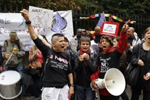 Hudi protesti feministk pred pariškim domom Dominiquea Strauss-Kahna