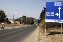 Noč na severu Kosova kljub cestnim zaporam minila mirno