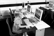 Otroci moderne tehnologije: Prepovedati uporabo elektronskih naprav ali ne?