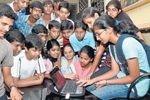 Vlada indijske države Tamil Nadu šolarjem podarja brezplačne prenosnike
