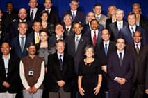 Obama pokvaril skupinsko sliko: Z roko zakril obraz mongolskega predsednika