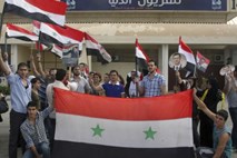 Ameriškega veleposlanika v Siriji s paradižniki obmetavali al Asadovi privrženci