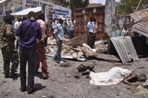 Število žrtev torkovega  napada v Mogadišu je že preseglo 100
