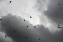 Nemčija: V ponesrečeni padalski vaji poškodbe več deset vojakov