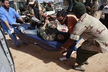 Uporniki zategujejo zanko okoli Sirte: Zavzeli tudi že bolnišnico in letališče, so tik pred zavzemom mesta