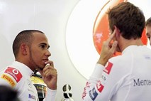 Hamiltonu se niti sanja ne, zakaj ga Button stalno premaguje na stezi