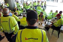 Spor z zaposlenimi v letalskem prevozniku Qantas kriv za zmanjšanje letov