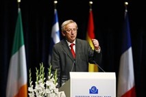 Juncker: Območje evra z načinom odločanja v krizi pošilja "katastrofalne" signale