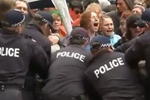 Policisti miroljubne proteste v Melbournu prekinili s tepežem in davljenjem