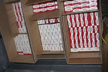 Cigarete v polpriklopniku, ponaredki v železniških zabojnikih