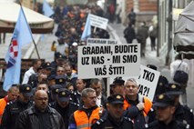 Vlada zagrozila z nižanjem plač, hrvaški policisti protestirali v središču Zagreba