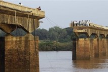 Indija: Med lovljenjem žuželke se je porušil most, mrtvih najmanj 30 ljudi