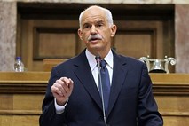 Papandreu že več ur pojasnjuje odločitev za referendum o novem dogovoru za reševanje Grčije
