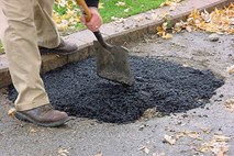 Očistite in popravite dovoz iz betona, opeke ali asfalta