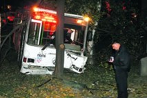 Tragedija v Beogradu: Avtobus zapeljal v park in do smrti povozil dve osebi