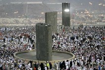 Muslimani danes obeležujejo kurban bajram, v Meki kamenjajo hudiča