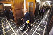 Papandreou zapušča krmilo Grčije