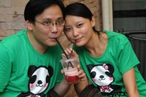 Mladi Kitajci popolnost svoje zveze razkazujejo z nošenjem enakih oblačil