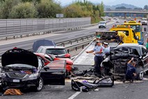 Hrvat na nemški avtocesti z vožnjo v napačno smer povzročil verižno trčenje
