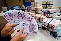 Družba za zaščito evra zbrala tri milijarde evrov za pomoč Irski, a plačala višjo ceno