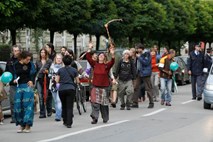 Mariborski "alternativci" na protestnem shodu pred občino