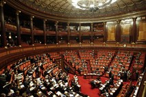 Senat potrdil varčevalne ukrepe, Berlusconi bo kmalu pomahal v slovo