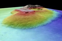 Foto: Oglejte si osupljive podobe ugaslega vulkana na Marsu