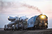 Bajkonur - Predvidoma danes bodo iz izstrelišča v Kazahstanu, ki ga ima v najemu Rusija, izstrelili rusko vesoljsko plovilo sojuz TMA-22, ki bo na mednarodno vesoljsko postajo odneslo novo posadko. Tako bodo za nekaj mesecev v vesolju ostali Američan Dan 