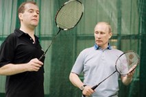 Putin in Medvedjev ljubita badminton, zato so ga nemudoma vpeljali v vojsko
