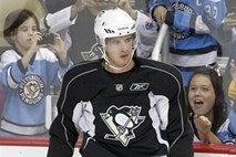Kanadski zvezdnik Sidney Crosby se po desetih mesecih končno vrača na led
