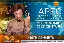 Ruska voditeljica med branjem novice v kamero pokazala sredinec