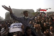 Na kairskem trgu Tahrir ponovno več tisoč protestnikov in spopadi
