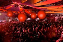 Z Dnevnik.si na koncert Davida Guette: Arena Stožice bo 15. decembra ovita v rdečo barvo