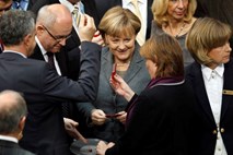 Merkozy: S padcem Italije konec evra; Rehn okrcal Nemčijo, ta se zadolžuje