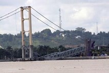 Štirje mrtvi in številni pogrešani ob zrušitvi mostu v Indoneziji
