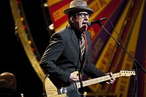 Nenavadna taktika prodaje: Elvis Costello oboževalcem odsvetuje nakup novega albuma
