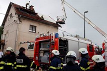Požar sredi Maribora popolnoma uničil mansardo in streho