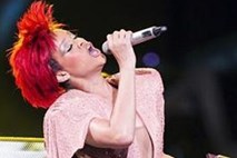 Prijatelje Rihanne skrbi, da gre pevka po stopinjah Amy Winehouse