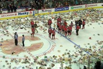 Hokejski navijači na led zmetali 25 tisoč plišastih medvedkov