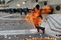 Foto: V Grčiji izgredi ob obletnici smrti mladoletnika, ki je umrl pod streli policije