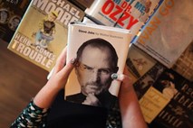 Biografija Steva Jobsa najbolje prodajana knjiga leta na Amazonu