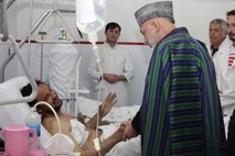 Karzaj za smrtonosni napad v Kabulu obtožil pakistansko skrajno skupino