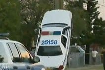 Video: Oglejte si, kako je ameriški policist svoj avtomobil "prislonil" ob drog