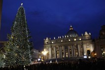 Praznično vzdušje je ob prižiganju luči zajelo tudi Vatikan