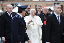 Izčrpan in bolehen: Vse več skrbi okoli papeževega zdravstvenega stanja