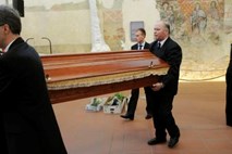 Češka ovita v črno: Množično žalovanje po smrti nekdanjega predsednika