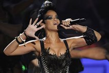 Rihanna preklinjala po twitterju, potem ko jo je gost v hotelu rasistično žalil