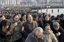 Ob smrti "ljubljenega vodje": Kako pristne so solze ljudi v Severni Koreji?